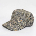 Hand-printed baseball caps, using heat transfer printing technology, featuring realistic forest camouflage patterns.