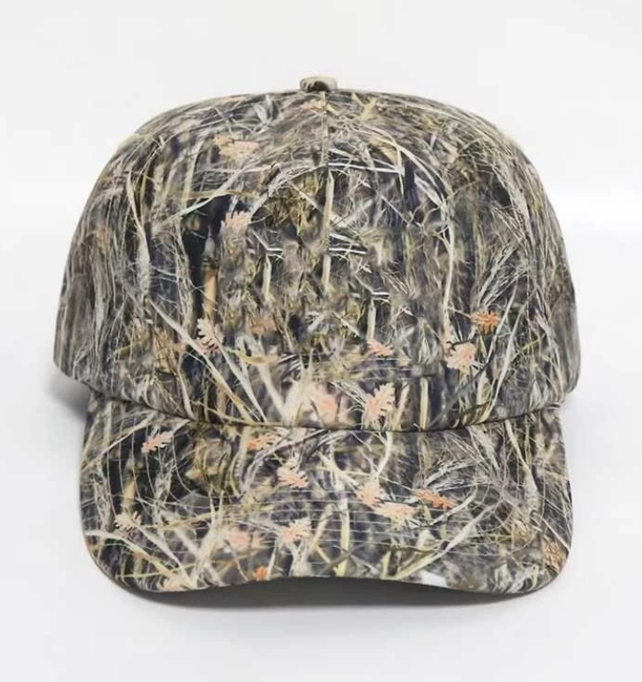 Hand-printed baseball caps, using heat transfer printing technology, featuring realistic forest camouflage patterns.