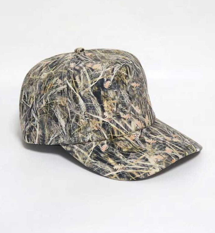 Hand-printed baseball caps, using heat transfer printing technology, featuring realistic forest camouflage patterns.