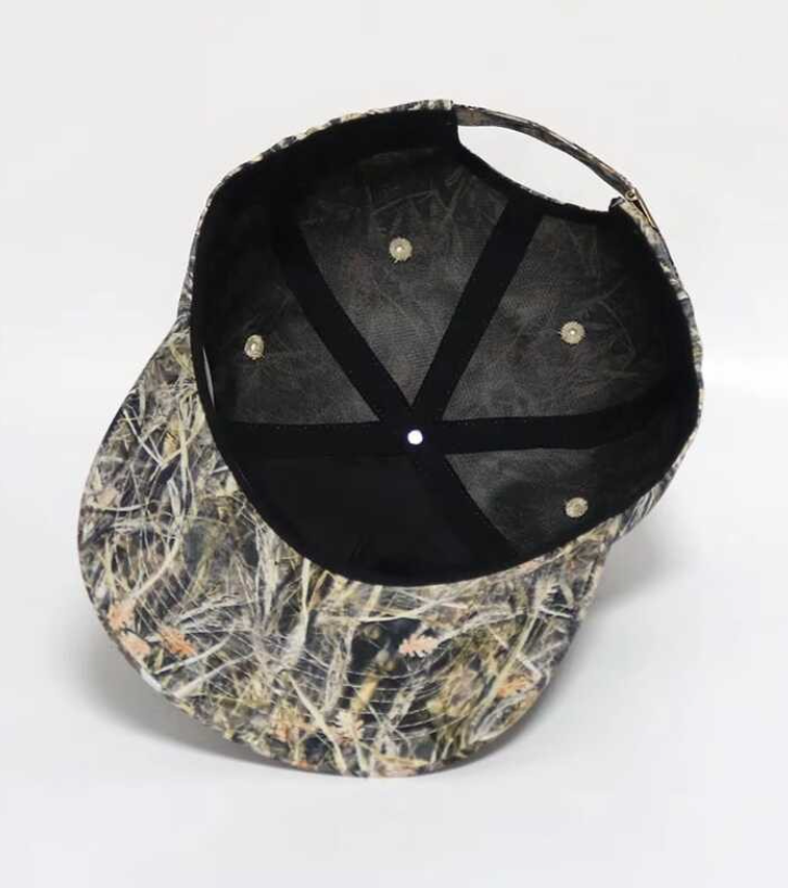 Hand-printed baseball caps, using heat transfer printing technology, featuring realistic forest camouflage patterns.
