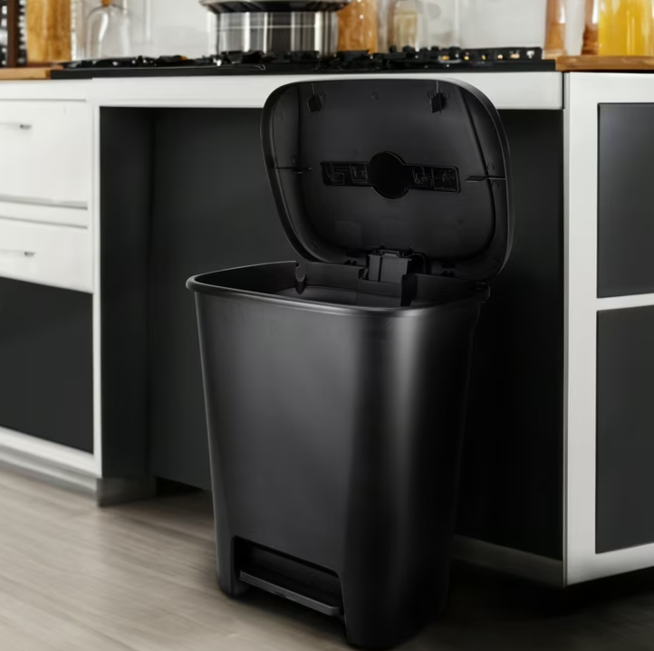 Hefty Kitchen Trash Can, 20.1 Gallon Plastic Step Garbage Bin with Foot Pedal Lid, Black